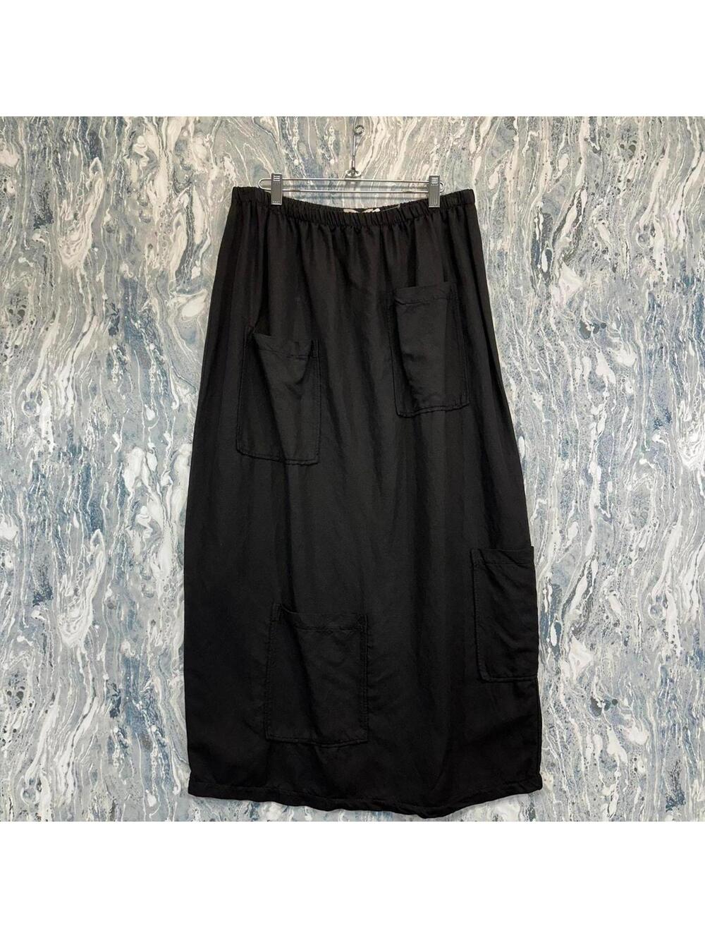 Minimalist Black Maxi Skirt (XL)